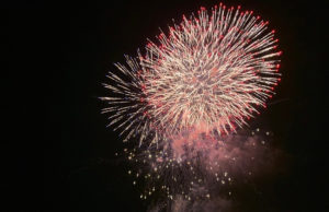 【2026】湯河原温泉海上花火大会｜約2,000発の花火が夜空と海を彩る夏の絶景 | 湘南・西湘暮らしの検索サイト Local TiME